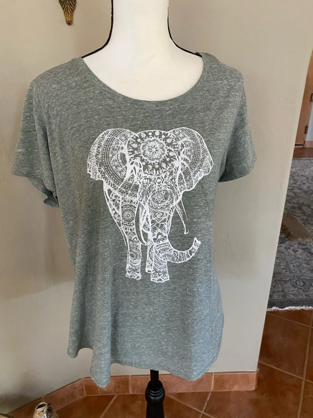 St. John's Bay Gray Tee with White Elephant Graphic - Picture 1 of 3